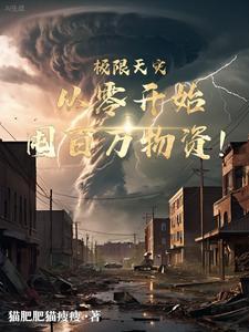 女店员用彩纸把礼物包好英文